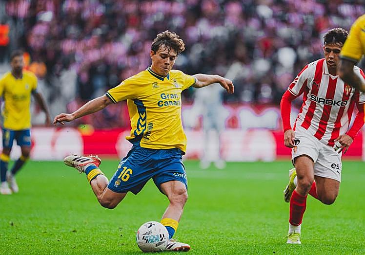 Amatucci se dispone a realizar un lanzamiento ante la presencia de un oponente.