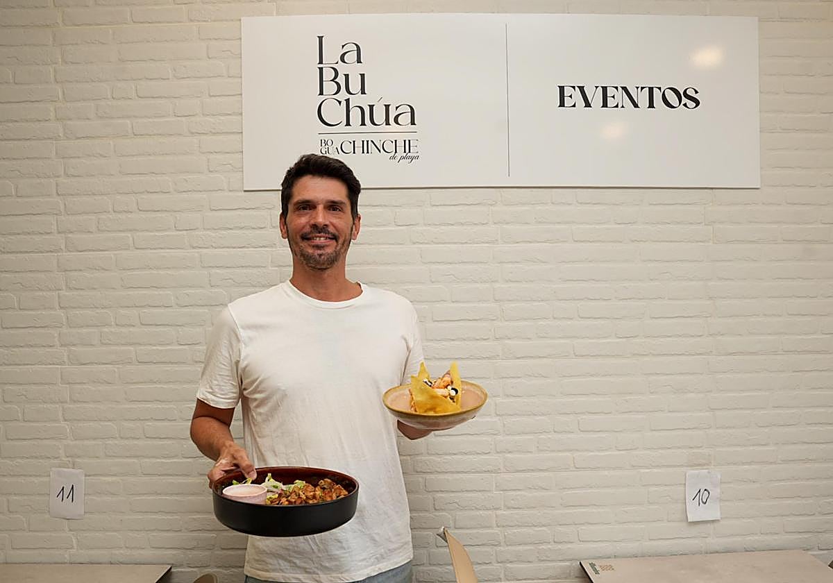 Nauzet, uno de los dueños del local con su ensaladilla y carne fiesta.