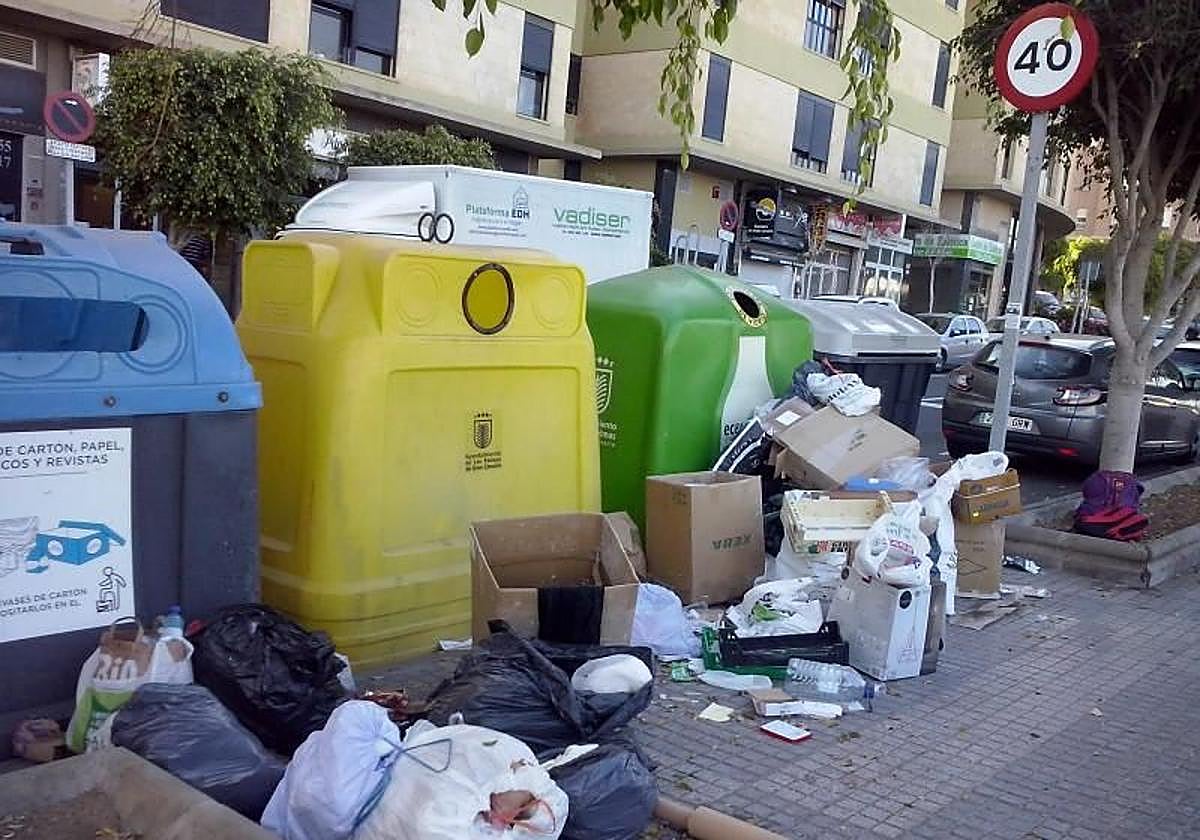 Imagen de archivo de los contenedores rebosados en Siete Palmas, en Las Palmas de Gran Canaria.