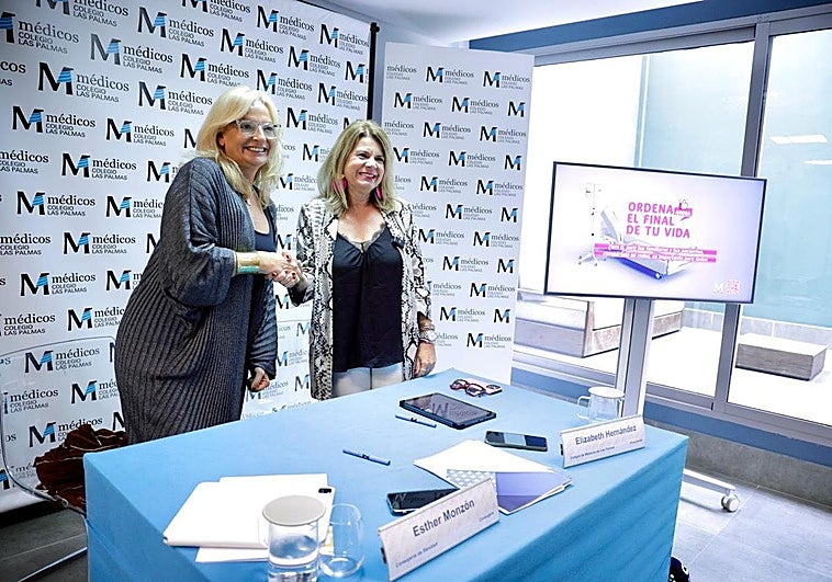 La consejera canaria de Sanidad, Esther Monzón (i) y la presidenta del Colegio de Médicos de Las Palmas, Elizabeth Hernández.
