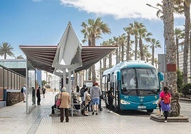 Una guagua de Global en la parada situada junto al centro comercial Las Arenas.