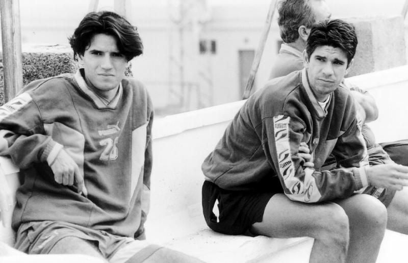 Imagen principal - Miguel Ángel Valerón llegó a la UD antes que su hermano Juan Carlos. Debutó de amarillo en la temporada 1992-93 y permaneció en la plantilla hasta 1998, totalizando 104 partidos oficiales.