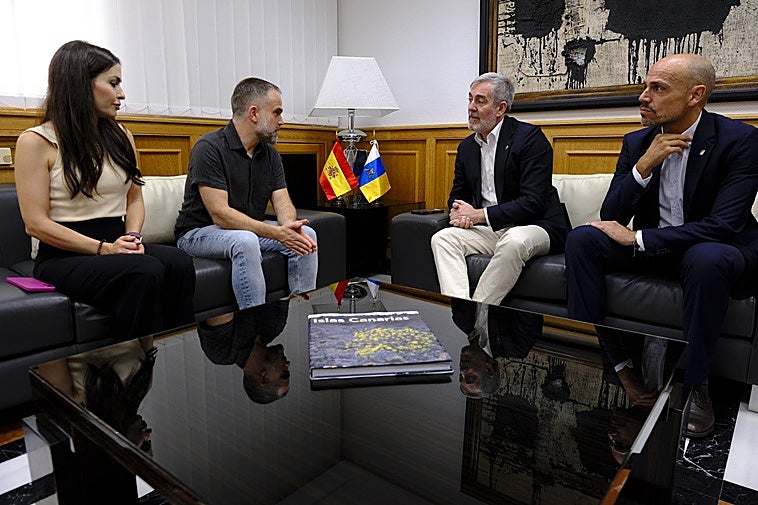 Raúl Incertis (segundo por la izquierda) en su reunión de este lunes con Fernando Clavijo (segundo por la derecha).