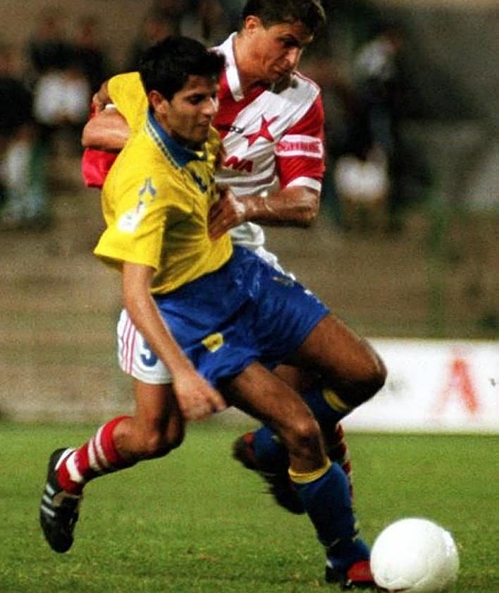 Imagen secundaria 2 - Miguel Ángel Valerón llegó a la UD antes que su hermano Juan Carlos. Debutó de amarillo en la temporada 1992-93 y permaneció en la plantilla hasta 1998, totalizando 104 partidos oficiales.