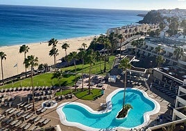 La piscina del hotel da directamente a las playas de sotavento de Jandía, en el municipio de Pájara.