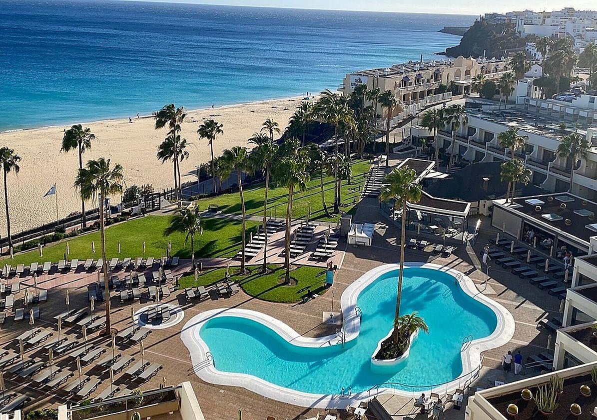 La piscina del hotel da directamente a las playas de sotavento de Jandía, en el municipio de Pájara.
