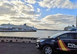 Foto de archivo de un coche de la Policía Nacional en el Puerto de Arrecife.
