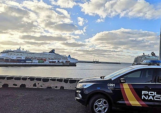 Foto de archivo de un coche de la Policía Nacional en el Puerto de Arrecife.
