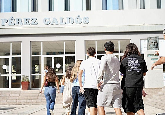 Foto de archivo de alumnado frente al IES Pérez Galdós.