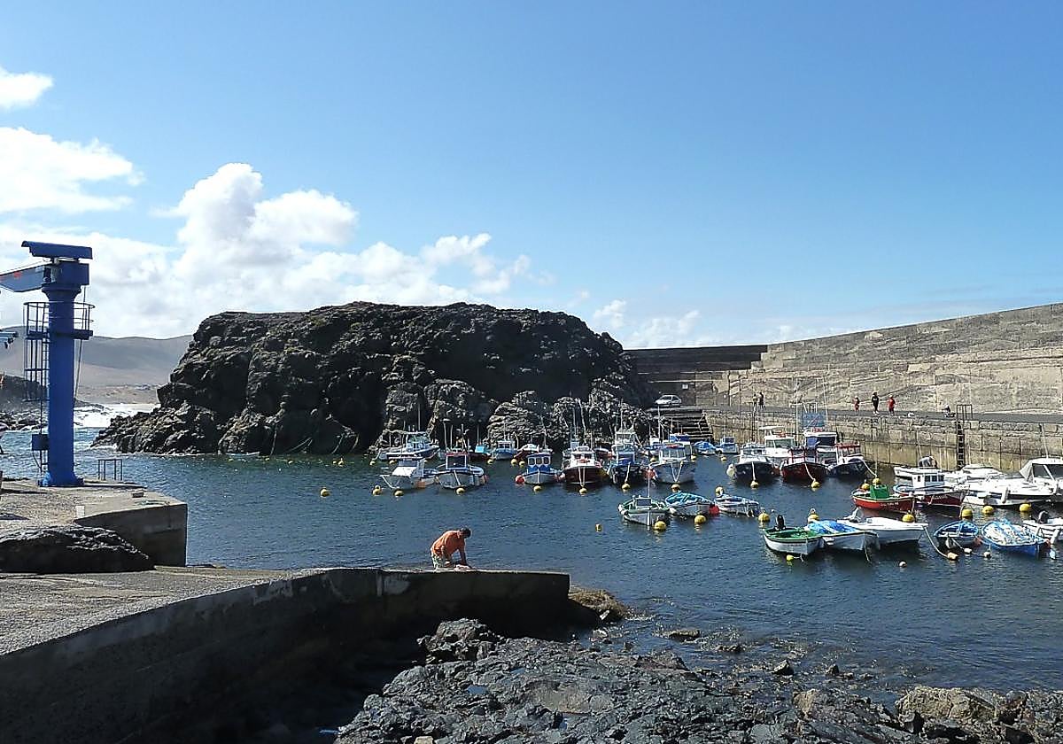 El refugio pesquero de El Cotillo, que está al abrigo del Roque de la Mar.
