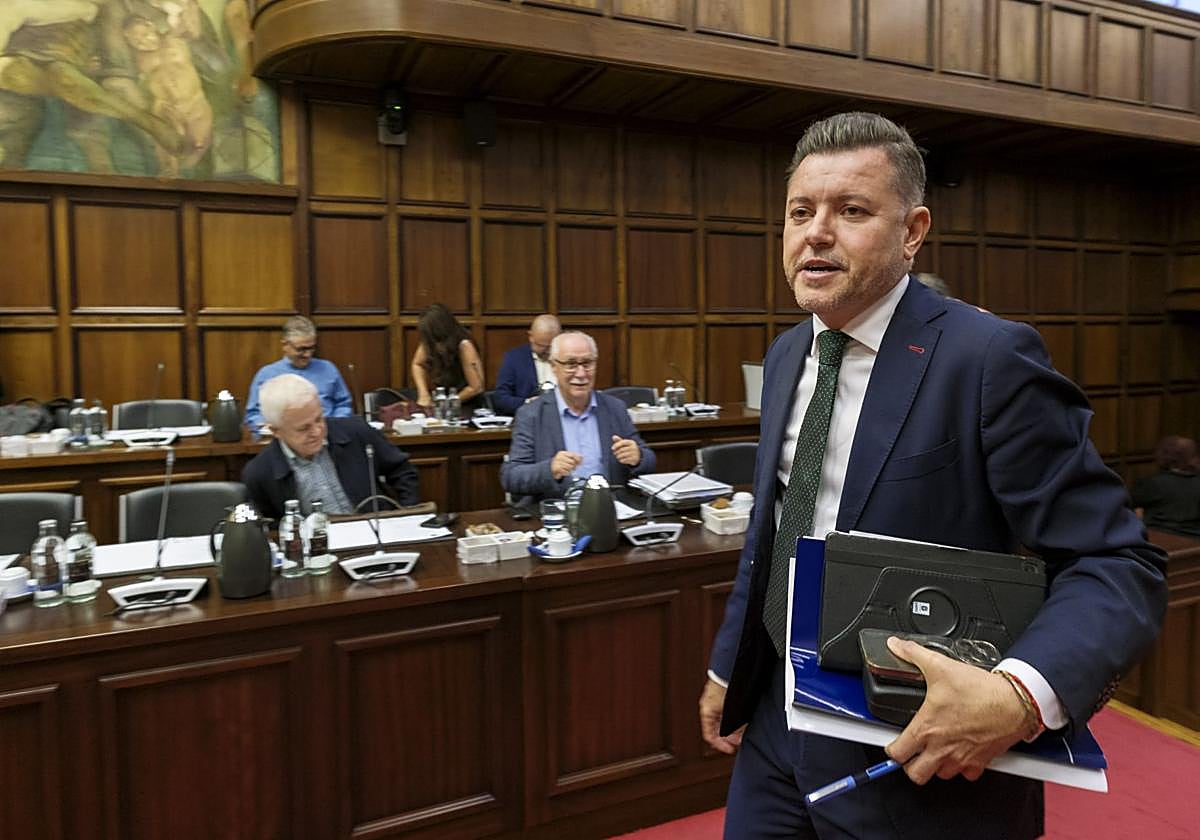 Teodoro Sosa durante el último pleno del Cabildo, celebrado el 31 de octubre de este año.