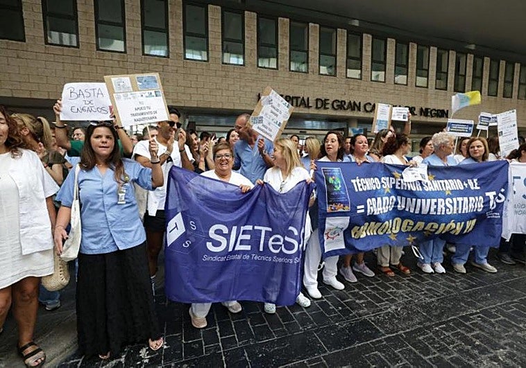 Momento de la concentración realizada ayer por los técnicos sanitarios del hospital de Gran Canaria Doctor Negrín.