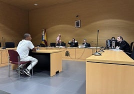 El acusado responde al fiscal Miguel Portell.