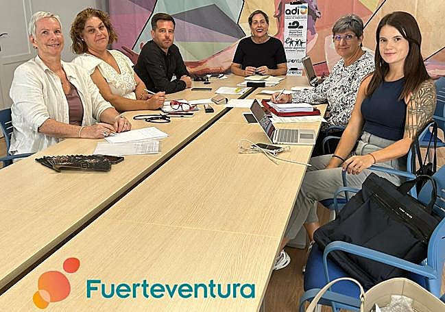 La consejera Marlene Figueroa, con las responsables municipales de Turismo.