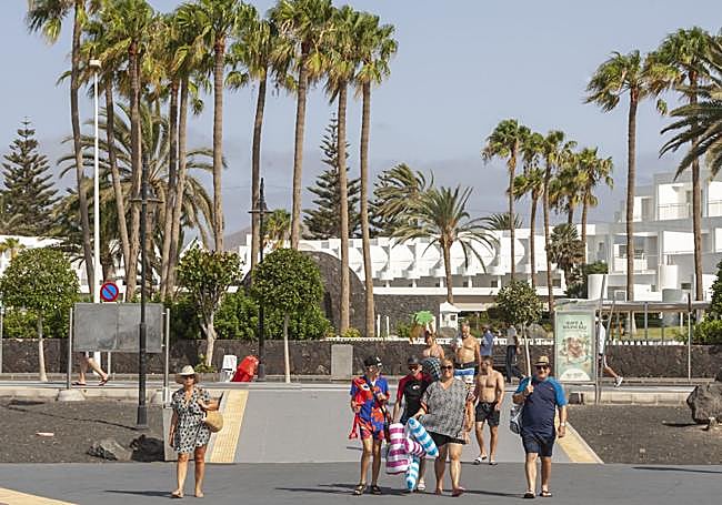 Turistas disfrutando de una jornada soleada en suelo lanzaroteño la pasada semana.