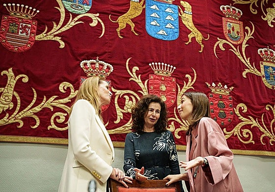 La consejera de Hacienda Matilde Asián (c), conversa con las diputadas Luz Reverón (i), del PP, y Nira Fierro (d), del PSOE.