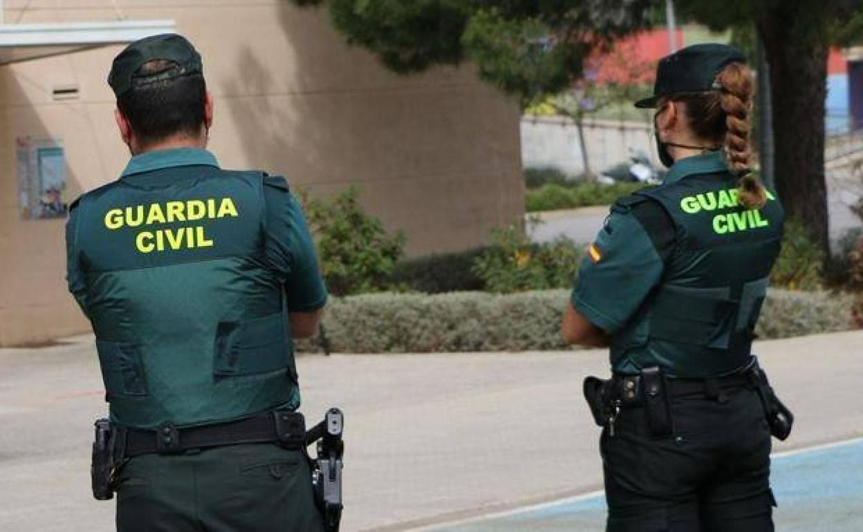 Imagen de archivo de dos agentes de la Guardia Civil.