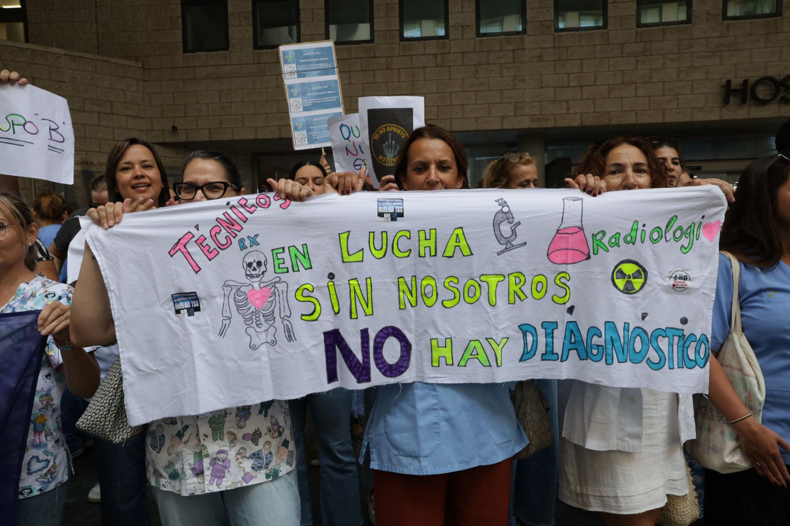 La huelga de técnicos superiores sanitarios en el Hospital Doctor Negrín, en imágenes