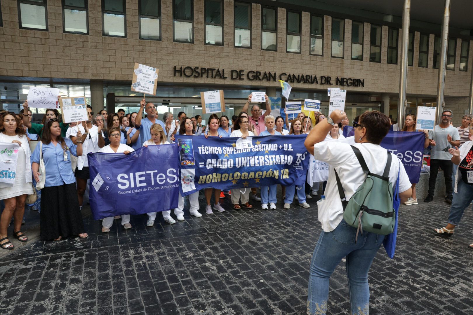 La huelga de técnicos superiores sanitarios en el Hospital Doctor Negrín, en imágenes
