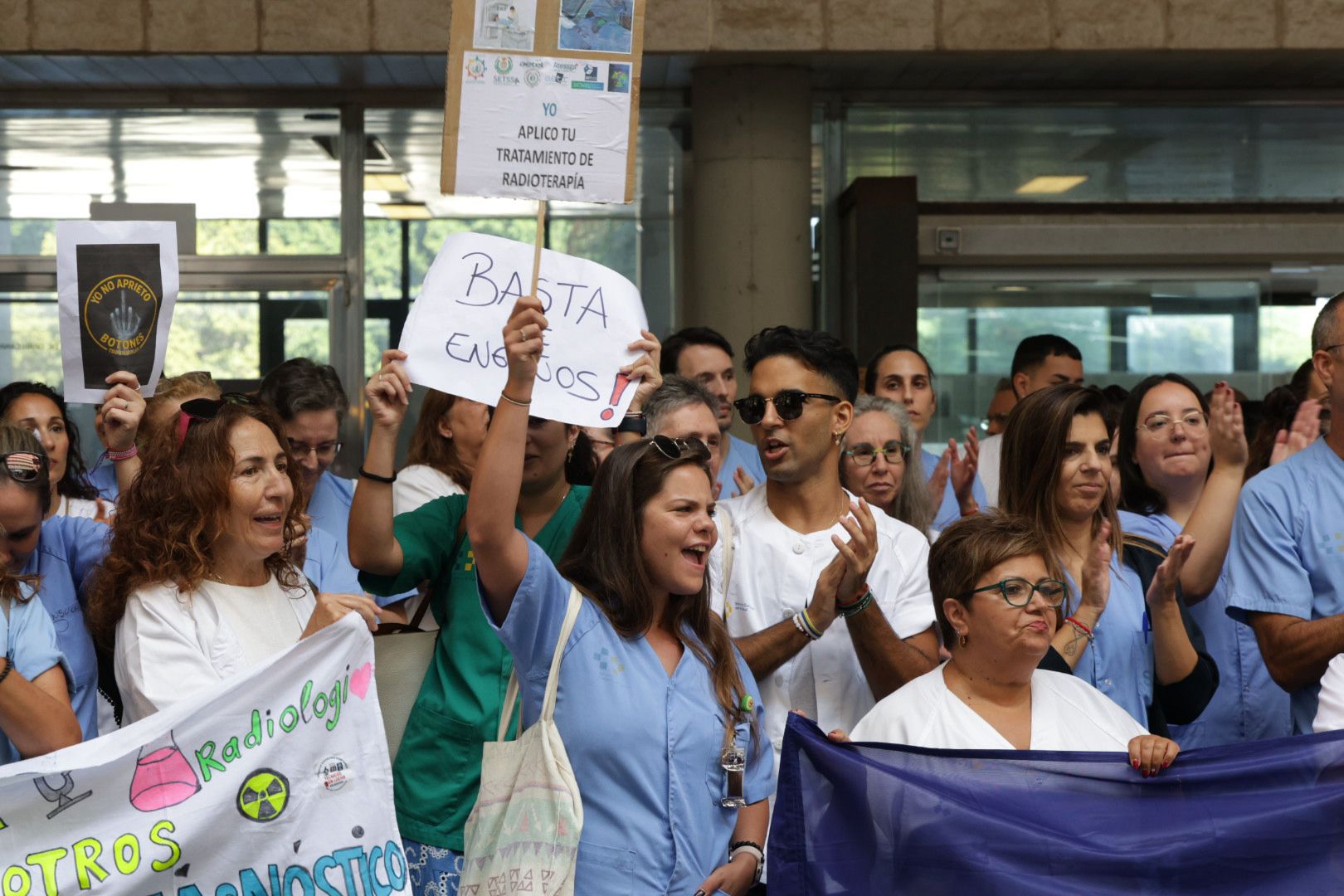 La huelga de técnicos superiores sanitarios en el Hospital Doctor Negrín, en imágenes