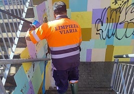 Un operario de Limpieza Viaria limpia unas escaleras en Las Palmas de Gran Canaria.