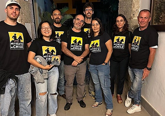 Miembros de Insula Signa con las camisetas con la imagen del mural durante las jornadas.
