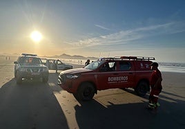 Imagen de los cuerpos de emergencia en la playa de Famara ante la aparición del cuerpo sin vida del bañista desaparecido.