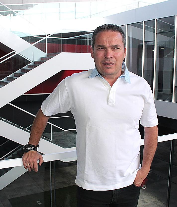 Imagen secundaria 2 - Arriba, Manuel Pablo, ahora entrenador del Fabril en A Coruña. Abajo a la izquierda, David Amaral en su etapa en la UD, y Tino Luis Cabrera, que probó fortuna en el Águilas de Murcia y la Balompédica Conquense. Ahora forma parte del staff técnico y deportivo del Betis. 