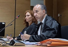 La fiscal Lucía Cascales junto al abogado Miguel Ángel Pérez Diepa.