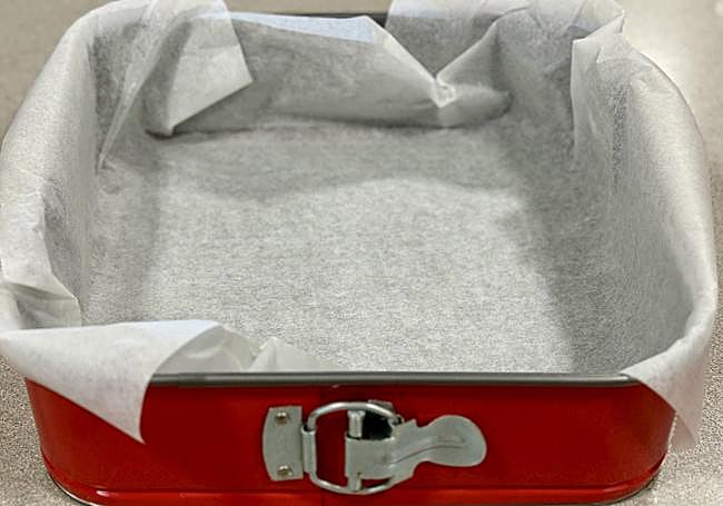 Forramos el molde con papel vegetal