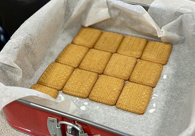 Cubrimos la base del molde con las galletas remojadas.