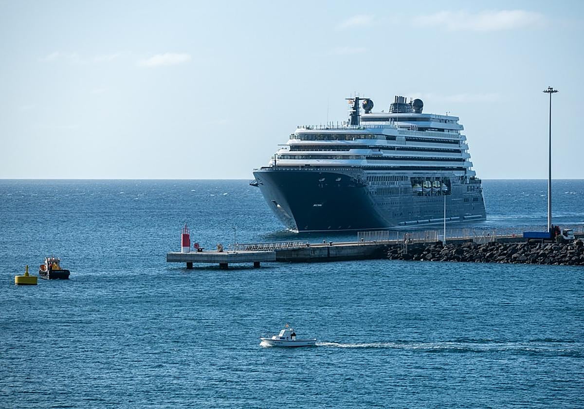 Crucero de lujo llegado el lunes a las aguas de Arrecife.