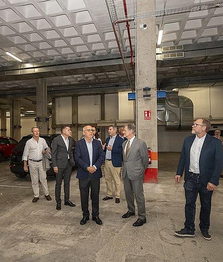 Imagen secundaria 2 - Corte de cinta inaugural, visita a la sala principal del centro y nuevo aparcamiento. 