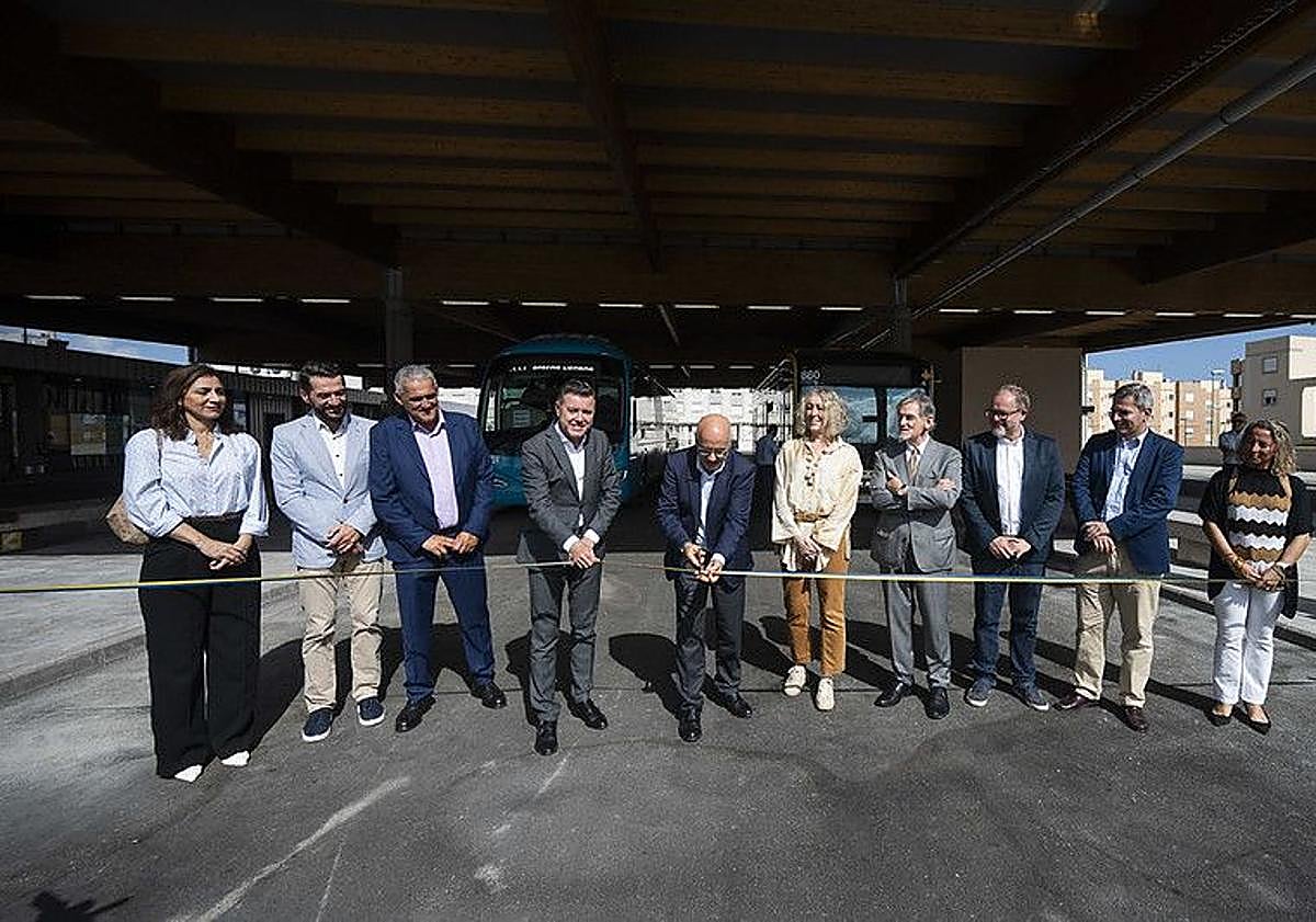 Imagen principal - Corte de cinta inaugural, visita a la sala principal del centro y nuevo aparcamiento. 