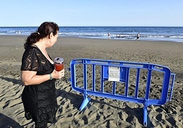 Vallas de prohibido el baño en la playa de San Agustín.