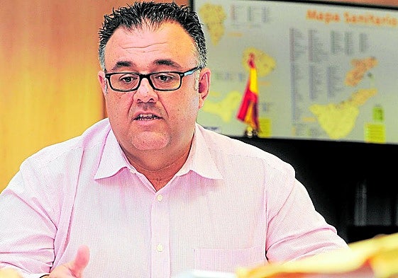 Conrado Domínguez, en su despacho cuando dirigió el Servicio Canario de la Salud con Torres de presidente.