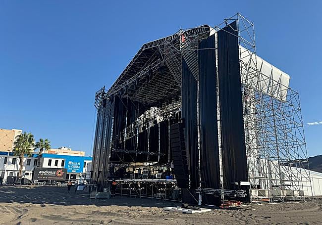 Escenario del festival, en la parte de la playa cercana a la casa de la cultura de Gran Tarajal.