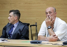 El acusado, José Hilarión Cabrera (d), en el juicio celebrado este martes en la Ciudad de la Justicia de Las Palmas.