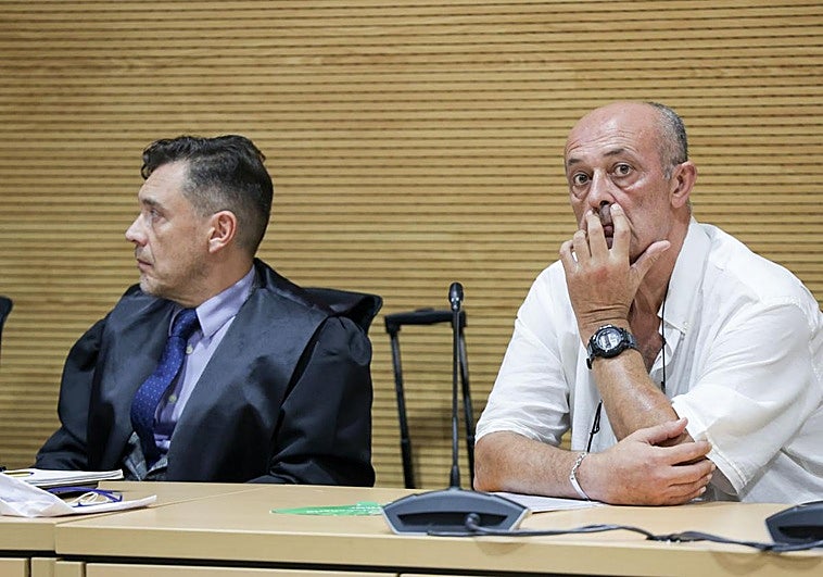 El acusado, José Hilarión Cabrera (d), en el juicio celebrado este martes en la Ciudad de la Justicia de Las Palmas.