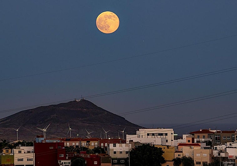 La mayor superluna del año vista desde Gran Canaria.