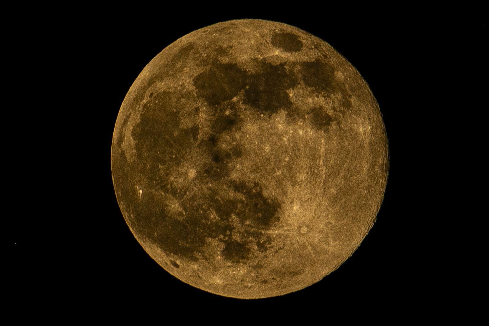 Así brilla la superluna en el cielo de Gran Canaria