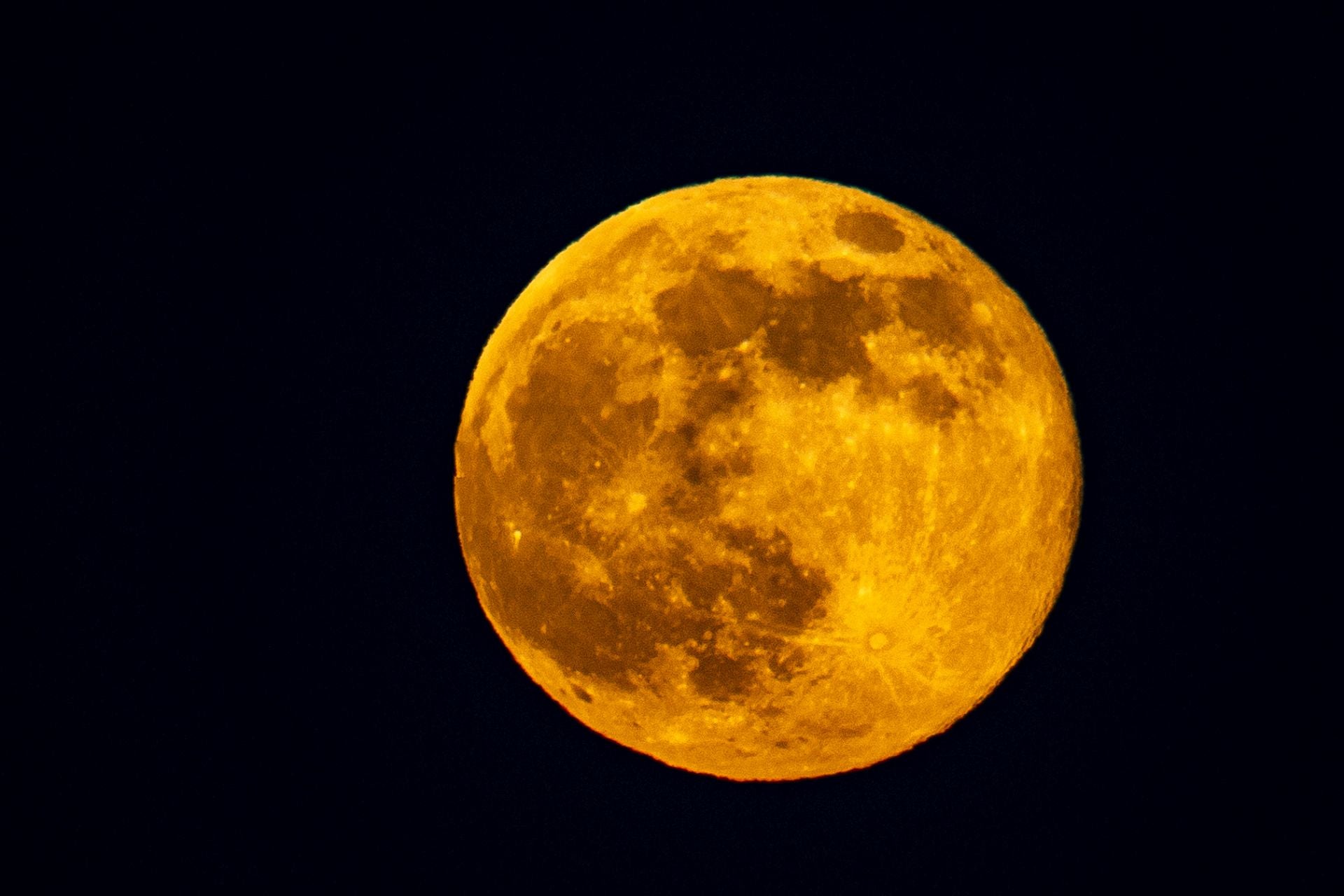 Así brilla la superluna en el cielo de Gran Canaria