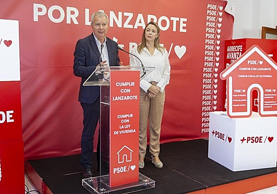 Chano Franquis y Loly Corujo, en rueda de prensa este miércoles en Arrecife.