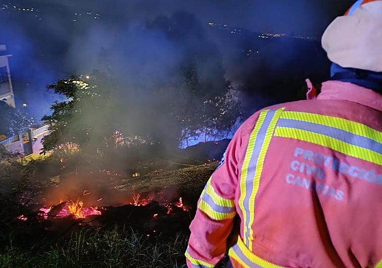 Personal de Protección Civil de Teror y Valleseco trabajando para extinguir las llamas.