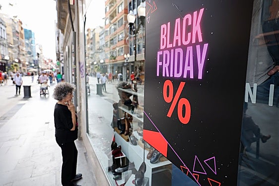 Imagen de un escaparate dell Black Friday en 2024.
