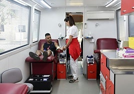 Un donante en una unidad móvil instalada en un barrio de la capital grancanaria.