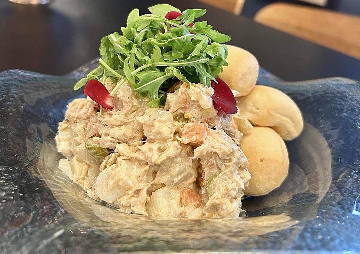 Imagen principal - Ensaladilla, bacalao y croquetas en 928