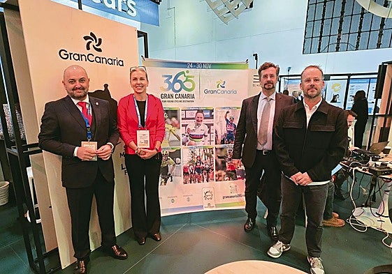 El consejero de Turismo del Cabildo de Gran Canaria, Carlos Álamo, acompañado por Nicolás Villalobos, Bárbara Svehlakova y Daniel González.