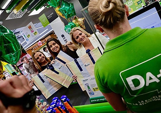 De izquierda a derecha, Elena Ojeda, Cristina Ramos y Davinia Domínguez, durante la presentación de La Bolsa Solidaria este jueves.