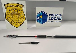 Armas blancas incautadas al individuo, con las que intentó agredir a los agentes.